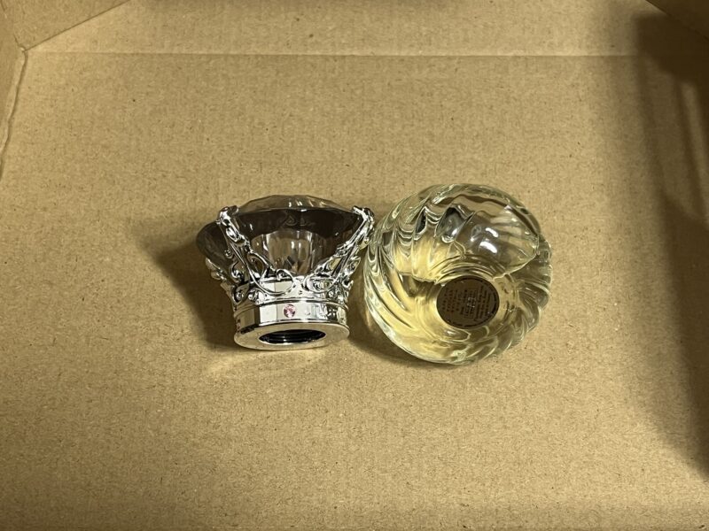 香水の瓶とフタ