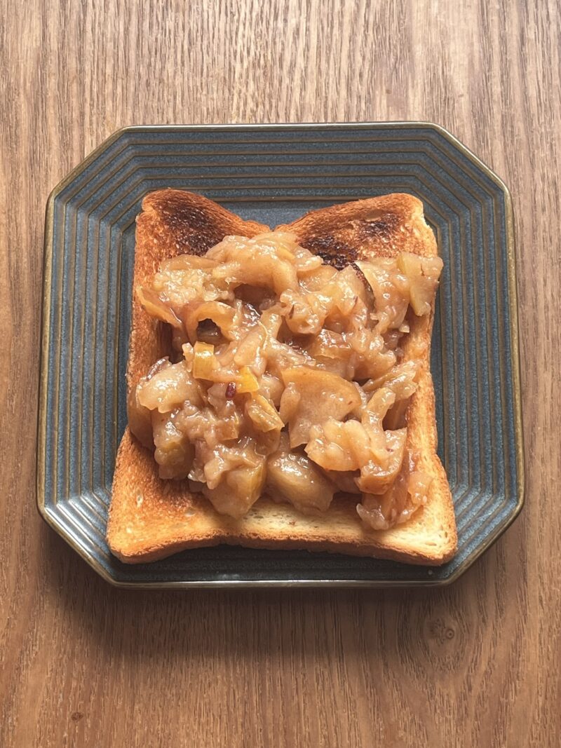 煮リンゴと焼いたトースト