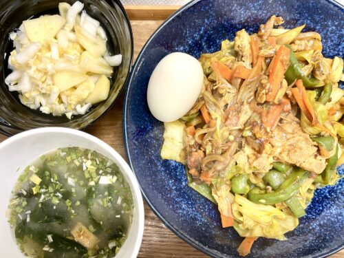 夕食を盛り付けた写真