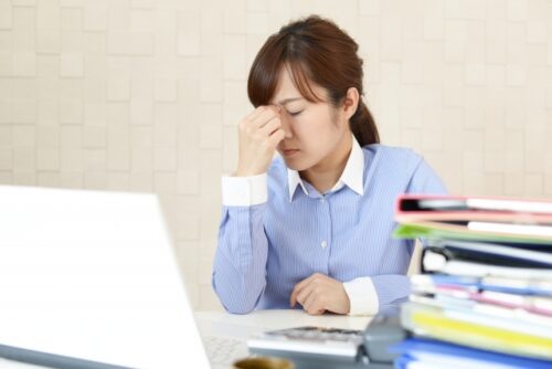 体調不良で仕事がはかどらない女性
