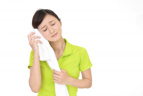 汗を拭く女性